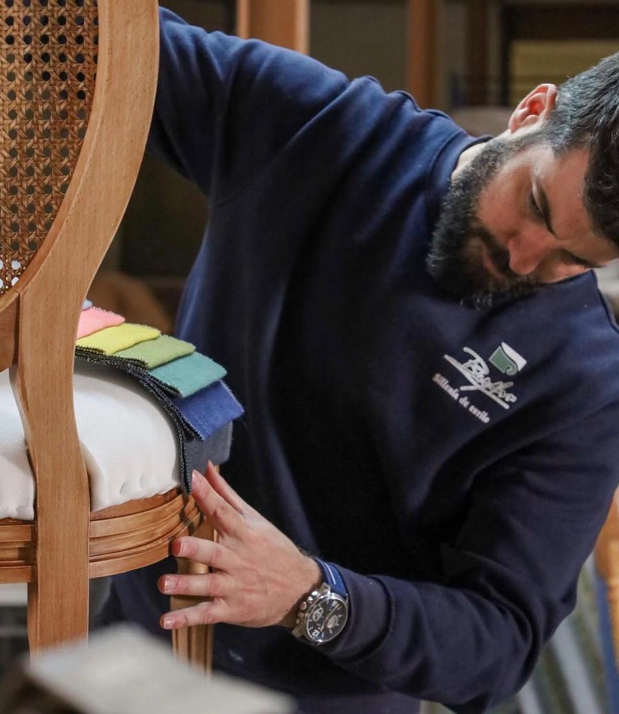 Artesano eligiendo tejido