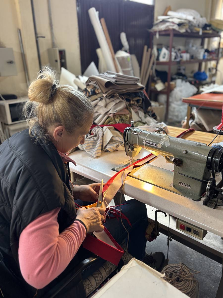 Costurera en máquina